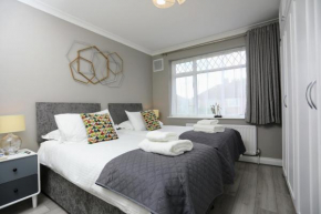 FW Haute Apartments at Hillingdon, 3 Bedrooms and 2 Bathrooms HOUSE with King or Twin beds with FREE WIFI and FREE PARKING, Hillingdon